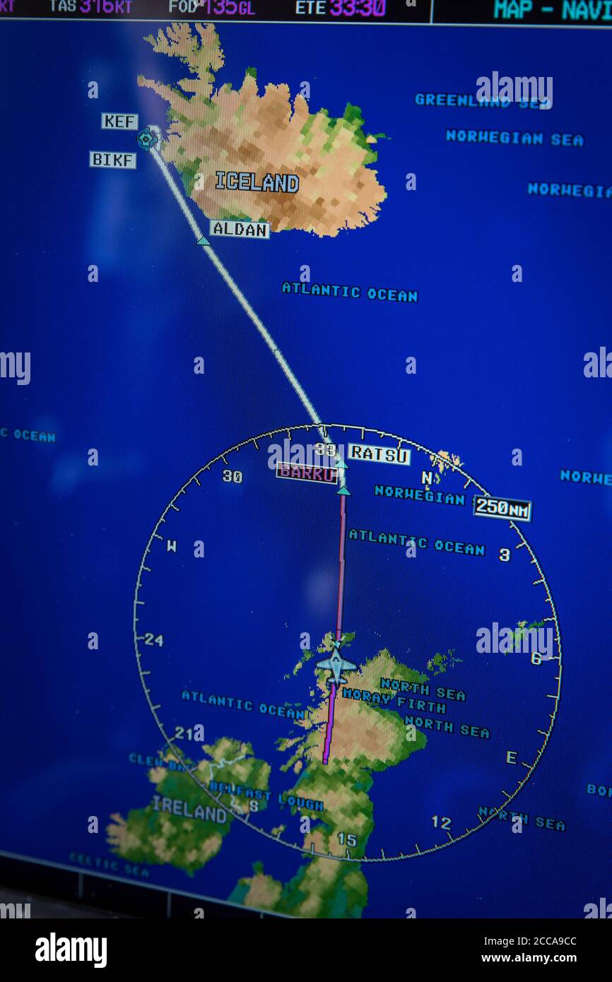 Les instruments de navigation dans le poste de pilotage de la Socata TBM 900, le pilote de ferry Margrit Budert Walz montre la route légendaire de l'Atlantique Nord, du sud de la France à la Californie. Banque D'Images