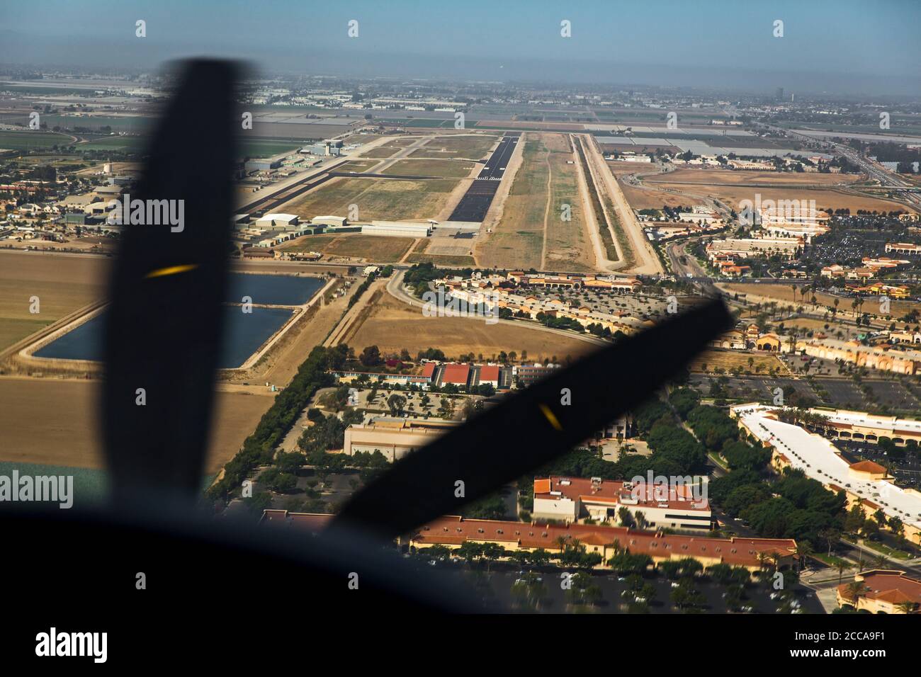 Approche d'atterrissage à l'aéroport de Camarillo en Californie, où le pilote de ferry Margrit Budert Walz livre la Socata TBM 900. Leur mission est ainsi accomplie. Banque D'Images