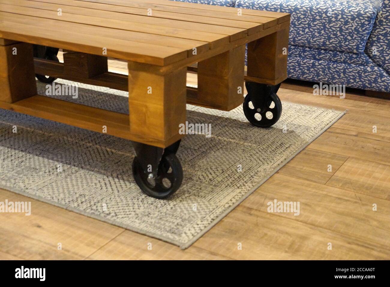 table basse sur roulettes en palette en bois Photo Stock - Alamy