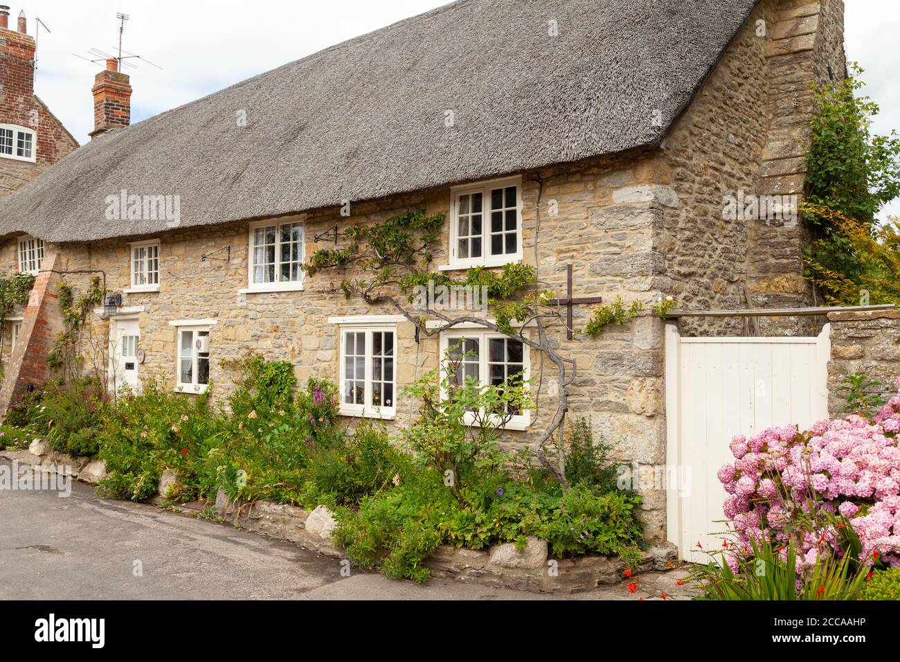 Maisons traditionnelles de chaume dans le beau village de Burton Bradstock, Dorset, Angleterre. Banque D'Images