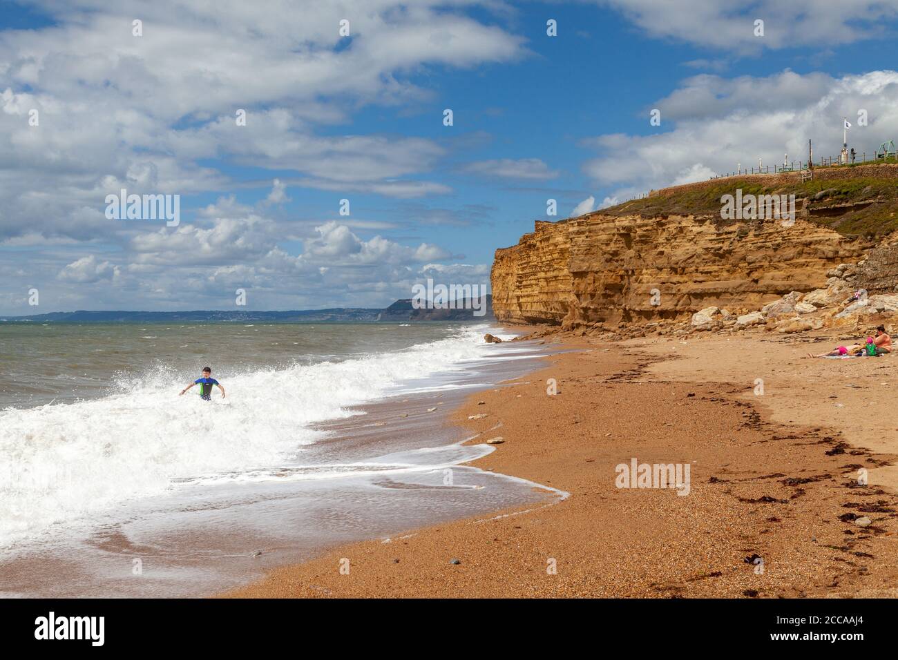Hive Beach avec Golden Cap Hill au loin , Burton Bradstock, Dorset, Royaume-Uni Banque D'Images