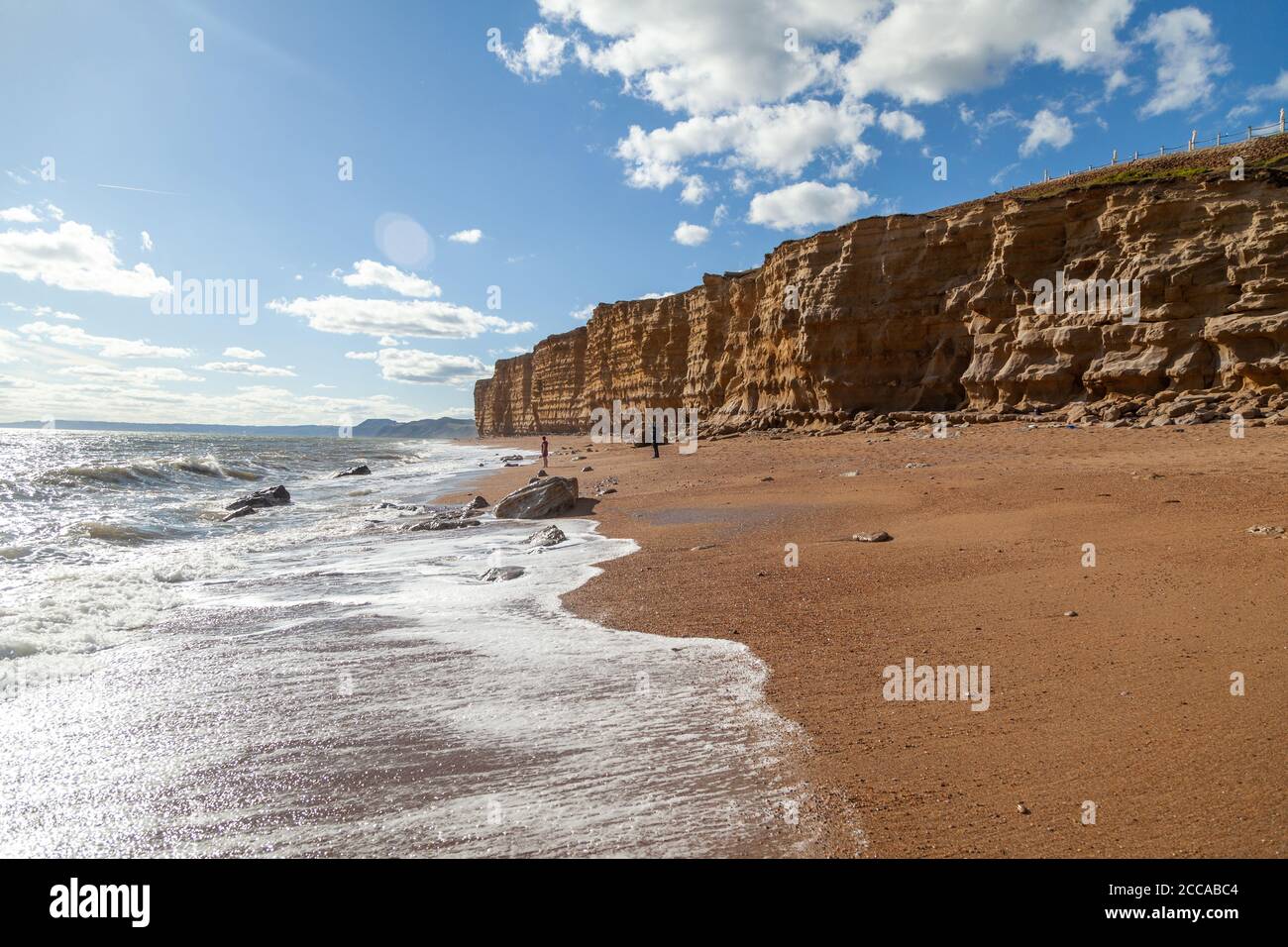 Hive Beach avec Golden Cap Hill au loin , Burton Bradstock, Dorset, Royaume-Uni Banque D'Images