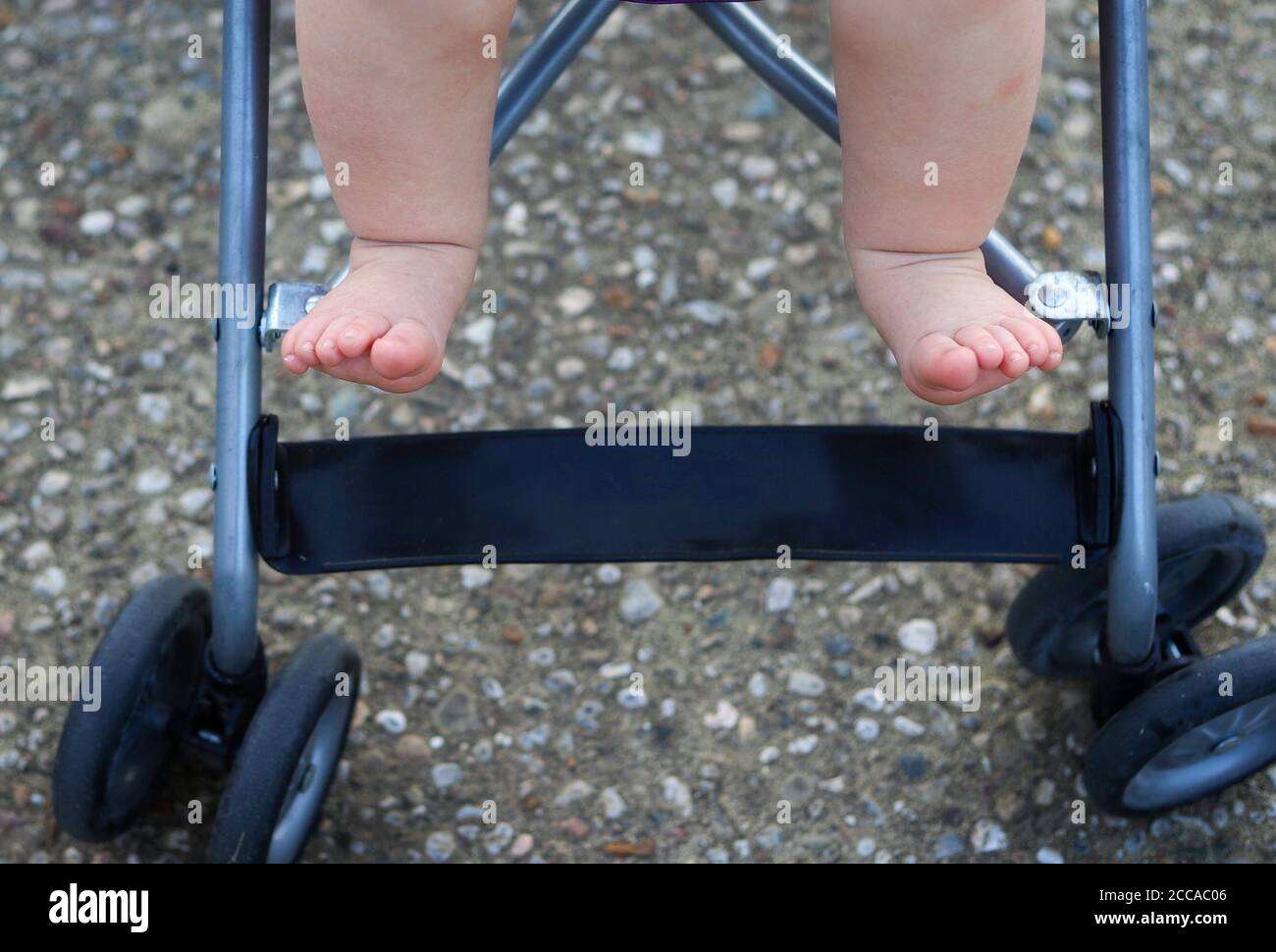 Pieds De Bebe Assis Dans Une Poussette De Pres Photo Stock Alamy