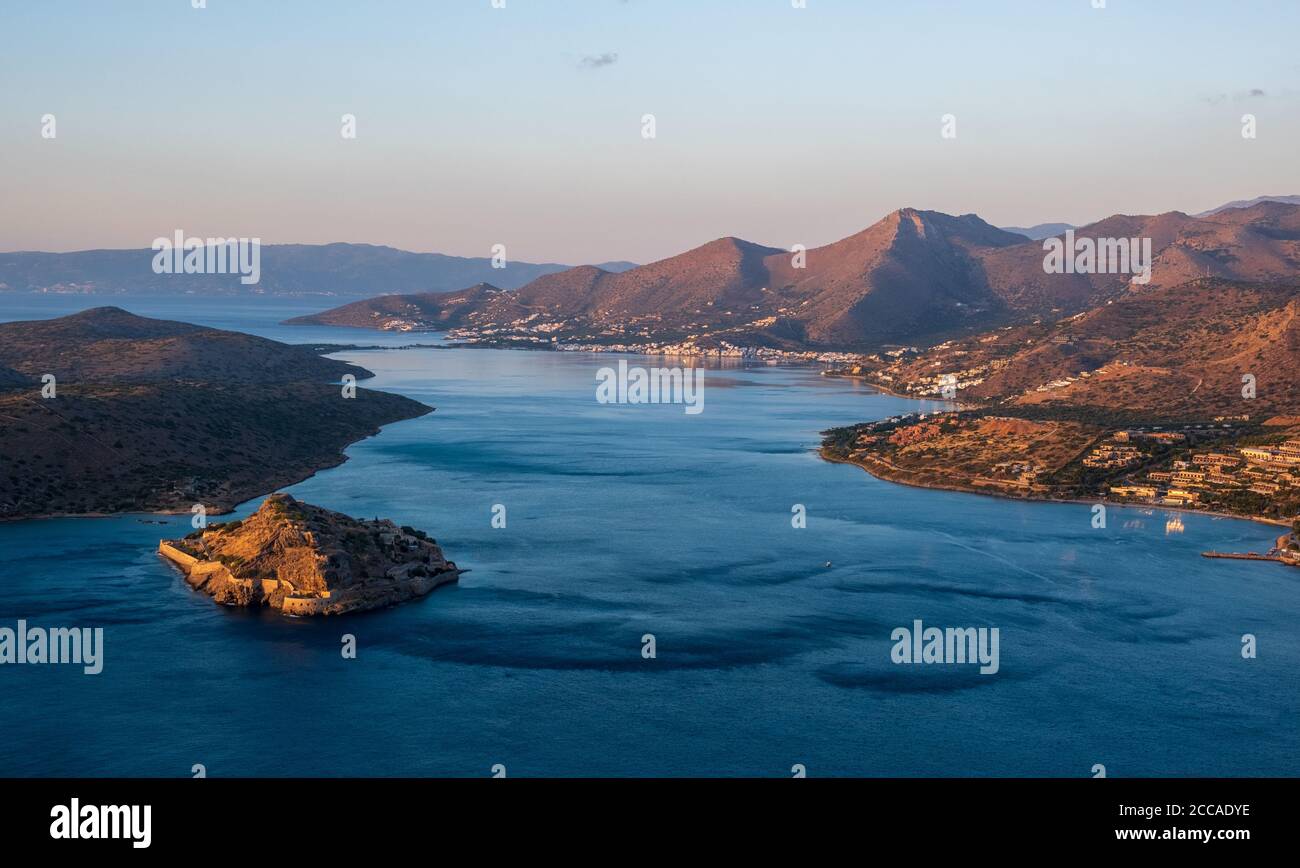 Île de Spinalonga, côte de Crète aux stations de Plaka et Elounda, Grèce Banque D'Images