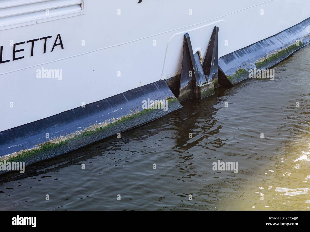 Ancre de navire. Bateau de croisière. Excursions fluviales. Yacht et équipement de navire. Transport par eau. Détente sur l'eau. Banque D'Images