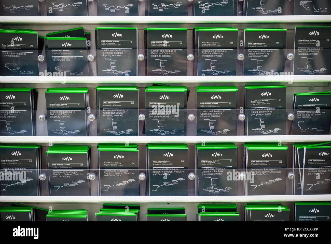 Londres, Royaume-Uni - 17 avril 2019 - des guides des horaires de train sont exposés pour les voyageurs à la gare de Paddington Banque D'Images