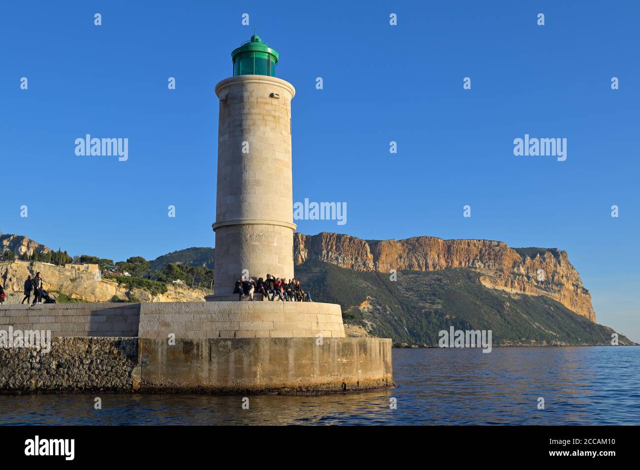 Le phare du port de Cassis en direction du Cap Canaille, Côte d'Azur FR Banque D'Images