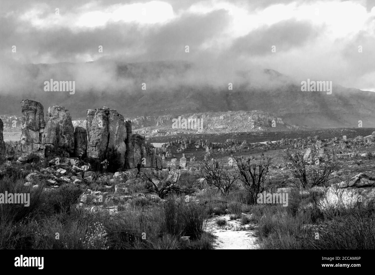 Vue monochrome sur les formations rocheuses de grès de la fenêtre Rochers de la chaîne de montagnes de Cederberg en Afrique du Sud une journée froide et nuageux Banque D'Images