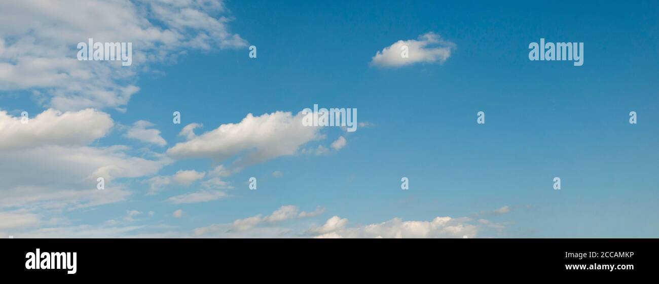panorama avec nuages cumulus et ciel bleu Banque D'Images
