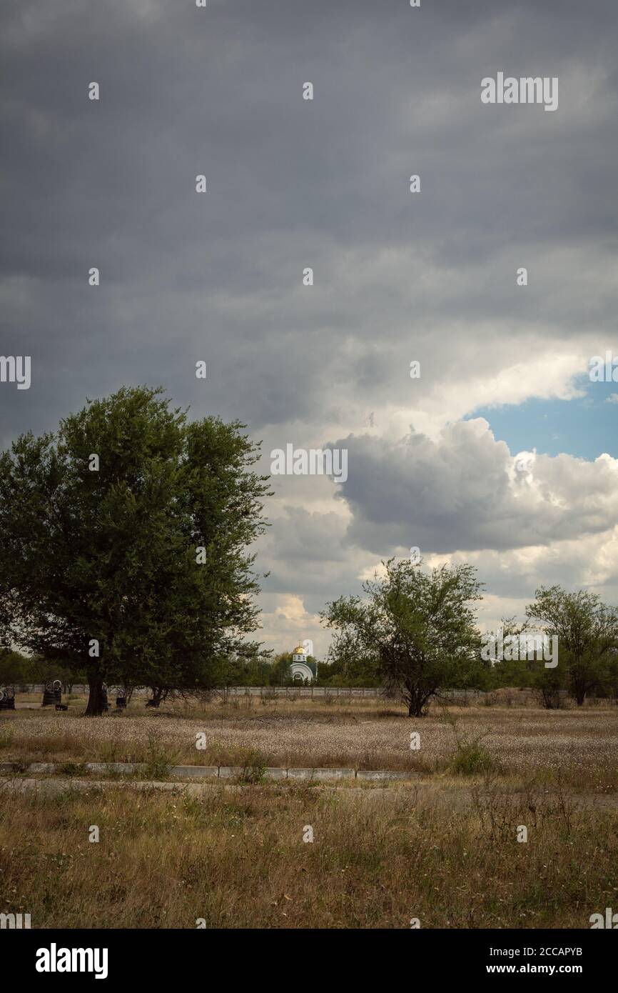 Paysage d'été dans le champ église à l'horizon. Image HDR. Paysage sombre. Banque D'Images