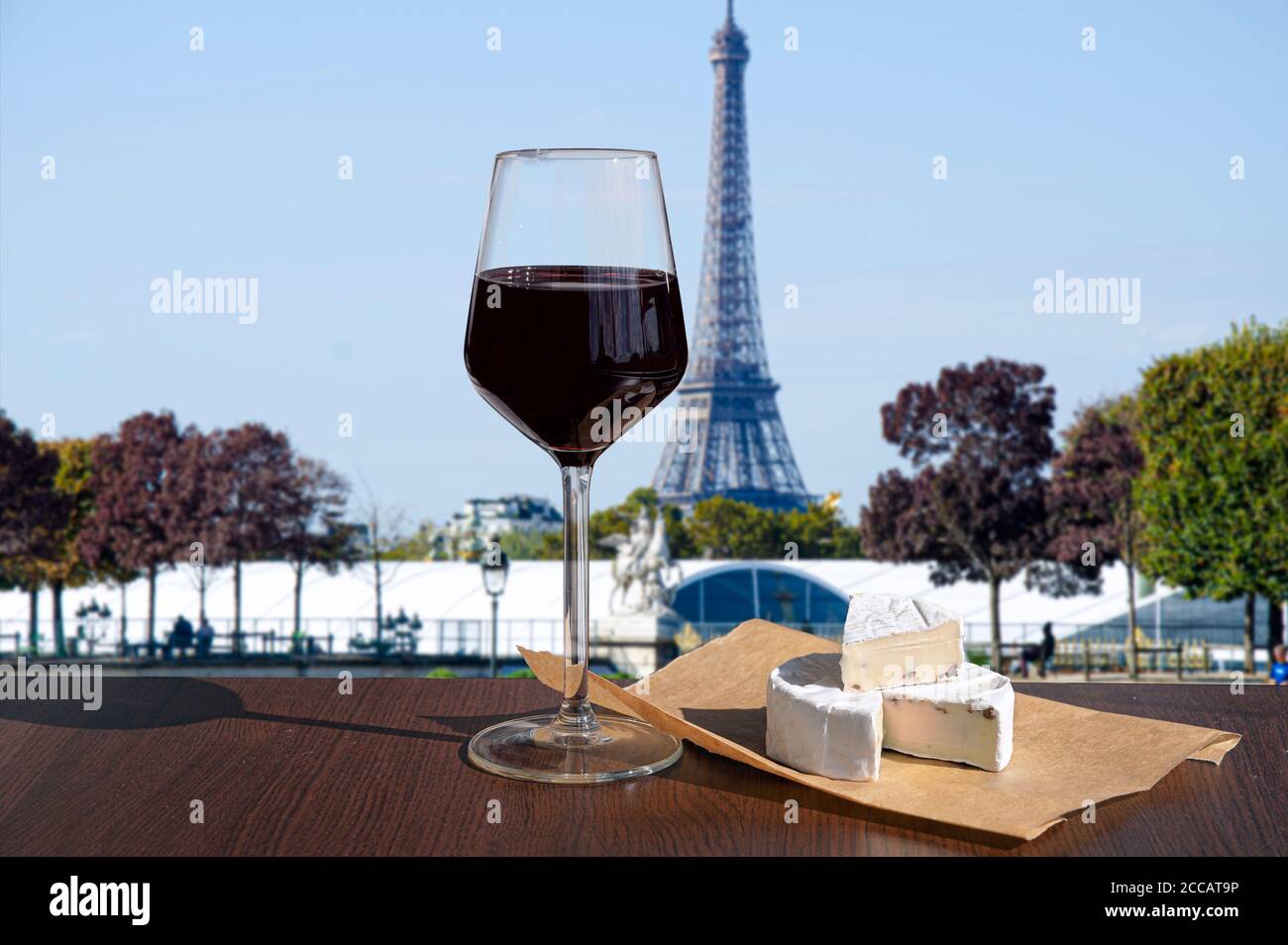 Un verre de vin au brie sur la tour Eiffel flou d'arrière-plan. Vue  ensoleillée d'un verre de vin rouge donnant sur la Tour Eiffel à Paris,  France Photo Stock - Alamy