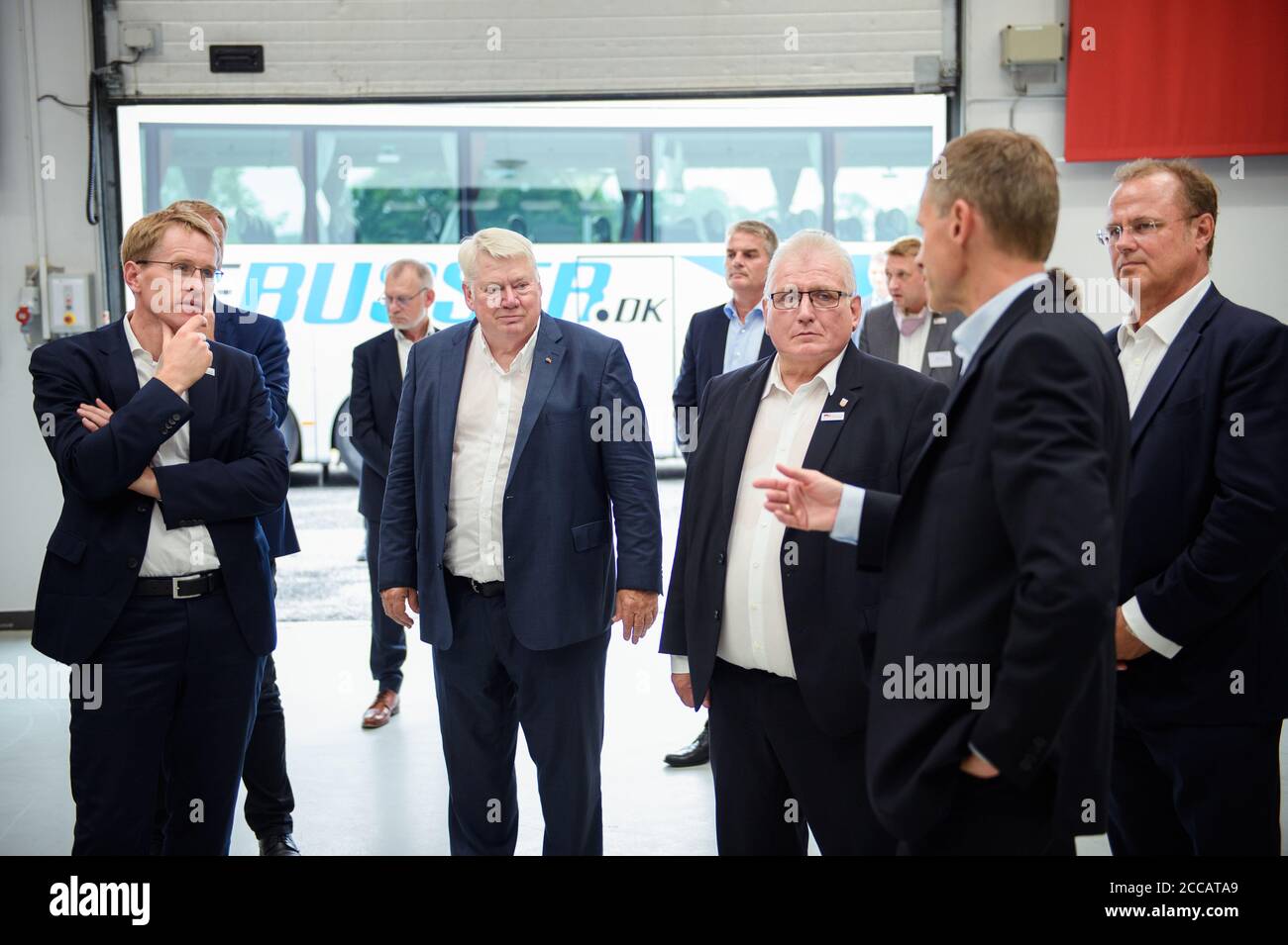 Nordborg, Danemark. 20 août 2020. Daniel Günther (CDU, l-r), Ministre Président du Schleswig-Holstein, Jörgen Mads Clausen, Président du Conseil exécutif de Danfoss, Klaus Schlie (CDU), Président du Parlement d'Etat du Schleswig-Holstein, Et Claus Christian Claussen (CDU, r), ministre de la Justice, de l'Europe et de la protection des consommateurs du Schleswig-Holstein, leur explique la production lors d'une visite au siège de la société danoise Danfoss à Nordborg dans le cadre du voyage d'été du ministre-président. Credit: Gregor Fischer/dpa/Alay Live News Banque D'Images