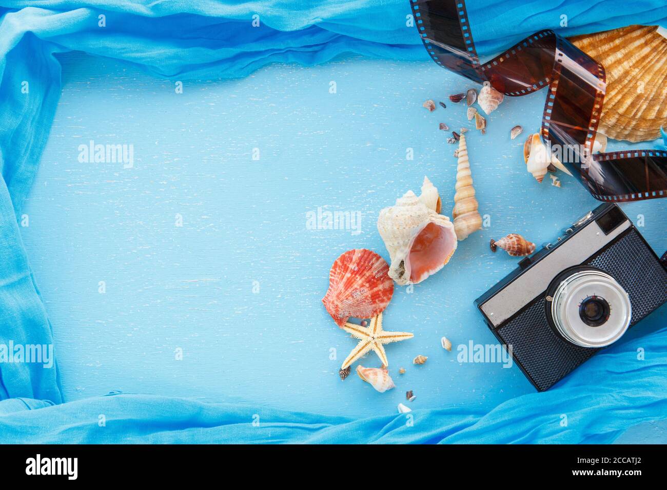 Top View composition - cadres photo en papier vierge avec étoiles de mer, coquillages et objets sur table en bois. Concept de souvenir et de nostalgie en été de touris Banque D'Images