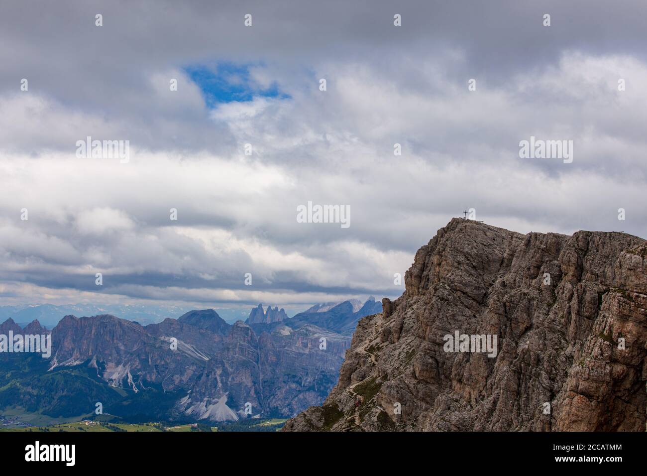 La croix sur le sommet du mont Lagazuoi (2778 m) Offrant une vue panoramique imprenable sur les plus célèbres sommets des Dolomites Banque D'Images
