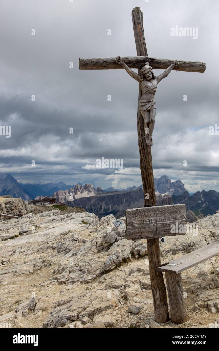 La croix sur le sommet du mont Lagazuoi Banque D'Images