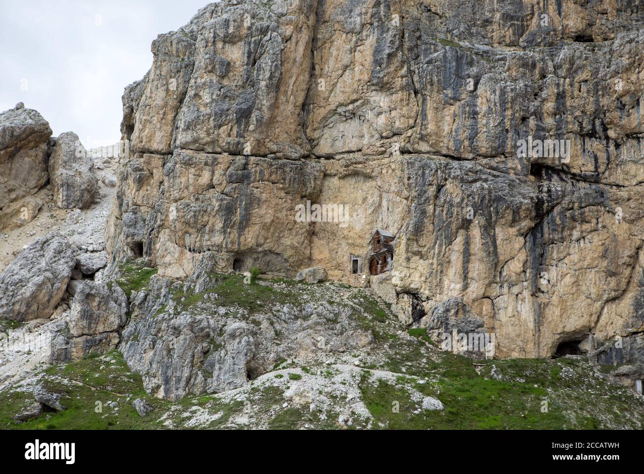 Le 1915, une unité de troupe d'Alpini a occupé la corniche à mi-hauteur de la face rocheuse du Piccolo Lagazuoi, une large étape rocheuse qui traverse la montagne Banque D'Images