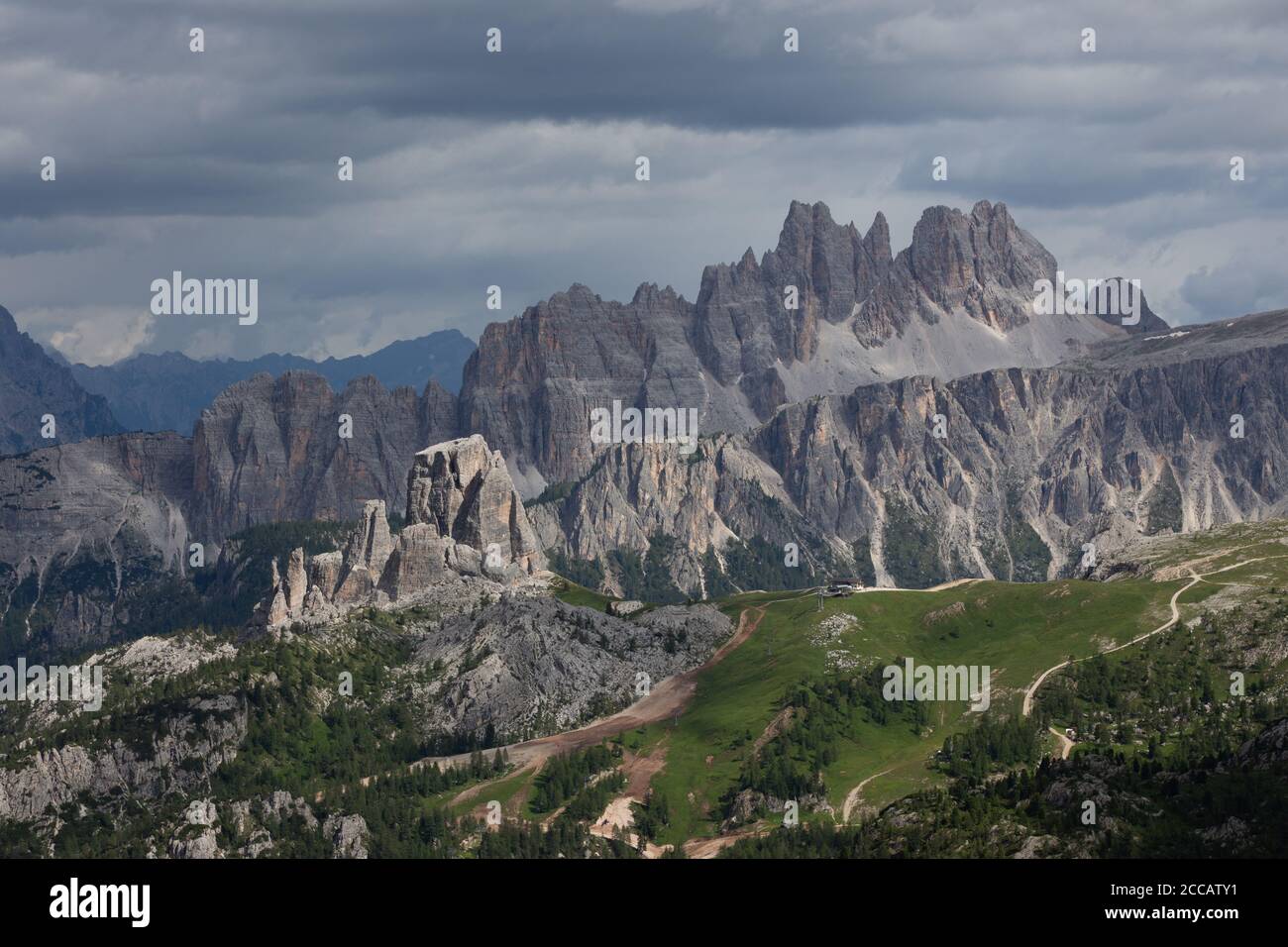 Cinque Torri comprend une petite formation rocheuse appartenant à Nuvolao Groupe dans le Dolomiti Ampezzane Banque D'Images