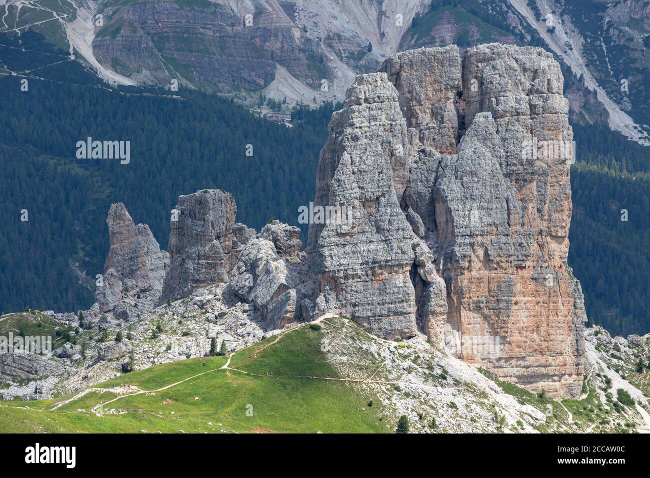 Cinque Torri comprend une petite formation rocheuse appartenant à Nuvolao Groupe dans le Dolomiti Ampezzane Banque D'Images