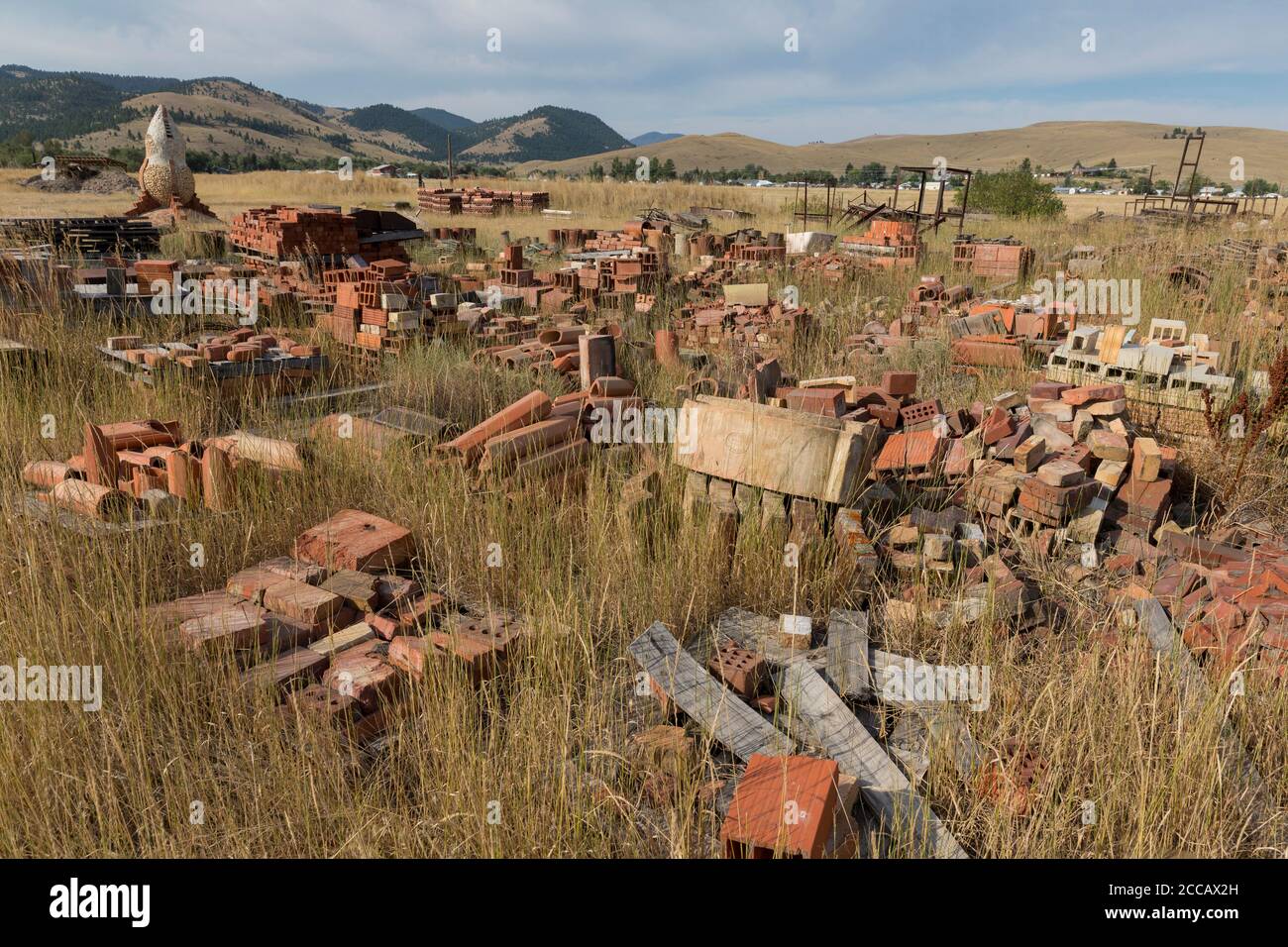 Une variété de briques et de maçonnerie sont triées sur le terrain de la Fondation Archie Bray à Helena, Montana, le lundi 17 août 2020. Bien que le non- Banque D'Images