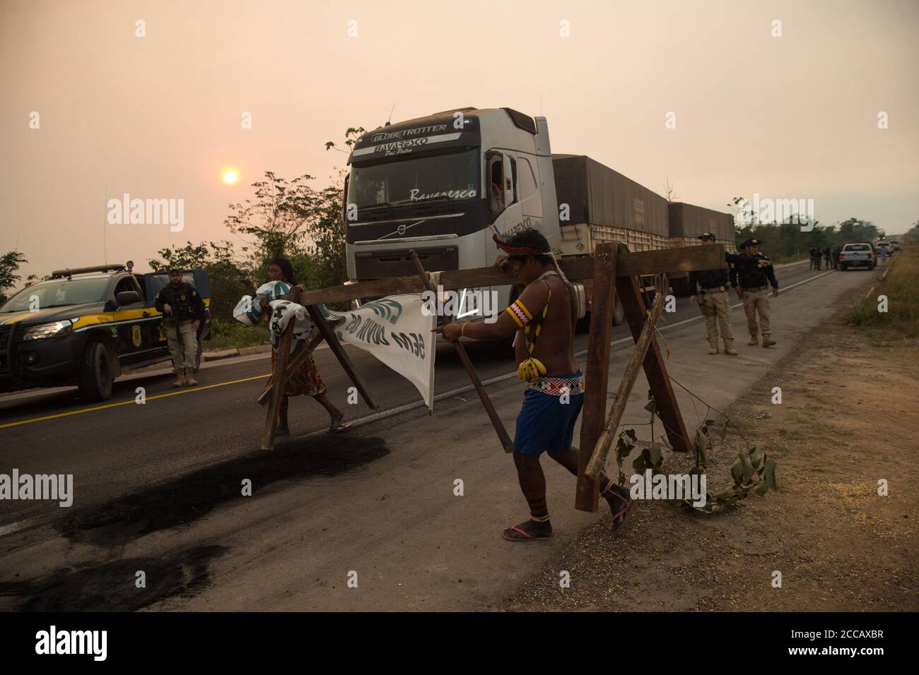 18 août 2020, Novo Progresso, Parí  LW AT  , BRÉSIL: KayapÃ³s Indigenous garder la route bloquée peu après avoir reçu une ordonnance du tribunal déterminant le déblocage de l'autoroute BR 163 en 24 heures, dans la municipalité de Novo Progresso, dans l'État de Pará, en fin d'après-midi de mardi (18). Les peuples autochtones ont bloqué l'autoroute en signe de protestation contre le manque de ressources sanitaires pour faire face à Covid19, contre l'absence de dialogue du gouvernement fédéral dans les processus de concession de l'initiative privée de l'autoroute BR-163 et dans la planification de Ferrogrí€o, et pour la fin de l'exploitation minière illégale et du def Banque D'Images