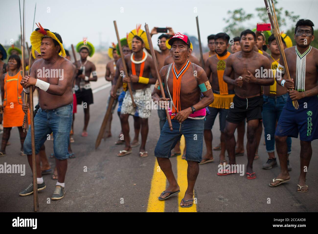 18 août 2020, Novo Progresso, Parí  LW AT  , BRÉSIL: KayapÃ³s Indigenous garder la route bloquée peu après avoir reçu une ordonnance du tribunal déterminant le déblocage de l'autoroute BR 163 en 24 heures, dans la municipalité de Novo Progresso, dans l'État de Pará, en fin d'après-midi de mardi (18). Les peuples autochtones ont bloqué l'autoroute en signe de protestation contre le manque de ressources sanitaires pour faire face à Covid19, contre l'absence de dialogue du gouvernement fédéral dans les processus de concession de l'initiative privée de l'autoroute BR-163 et dans la planification de Ferrogrí€o, et pour la fin de l'exploitation minière illégale et du def Banque D'Images