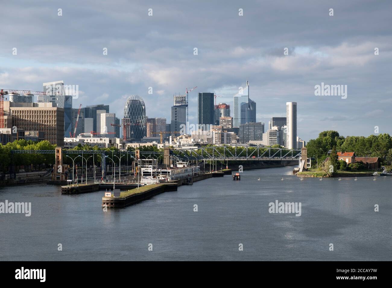 Vue de Pont de Suresnes sur la Seine en direction de la Défense, Suresnes, ële-de-France, Paris, France. Banque D'Images