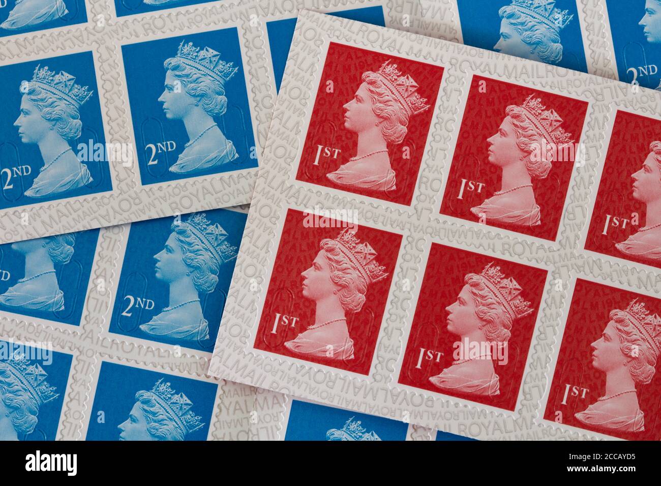 Timbres auto-adhésifs Royal Mail de 1ère et 2ème classe Banque D'Images