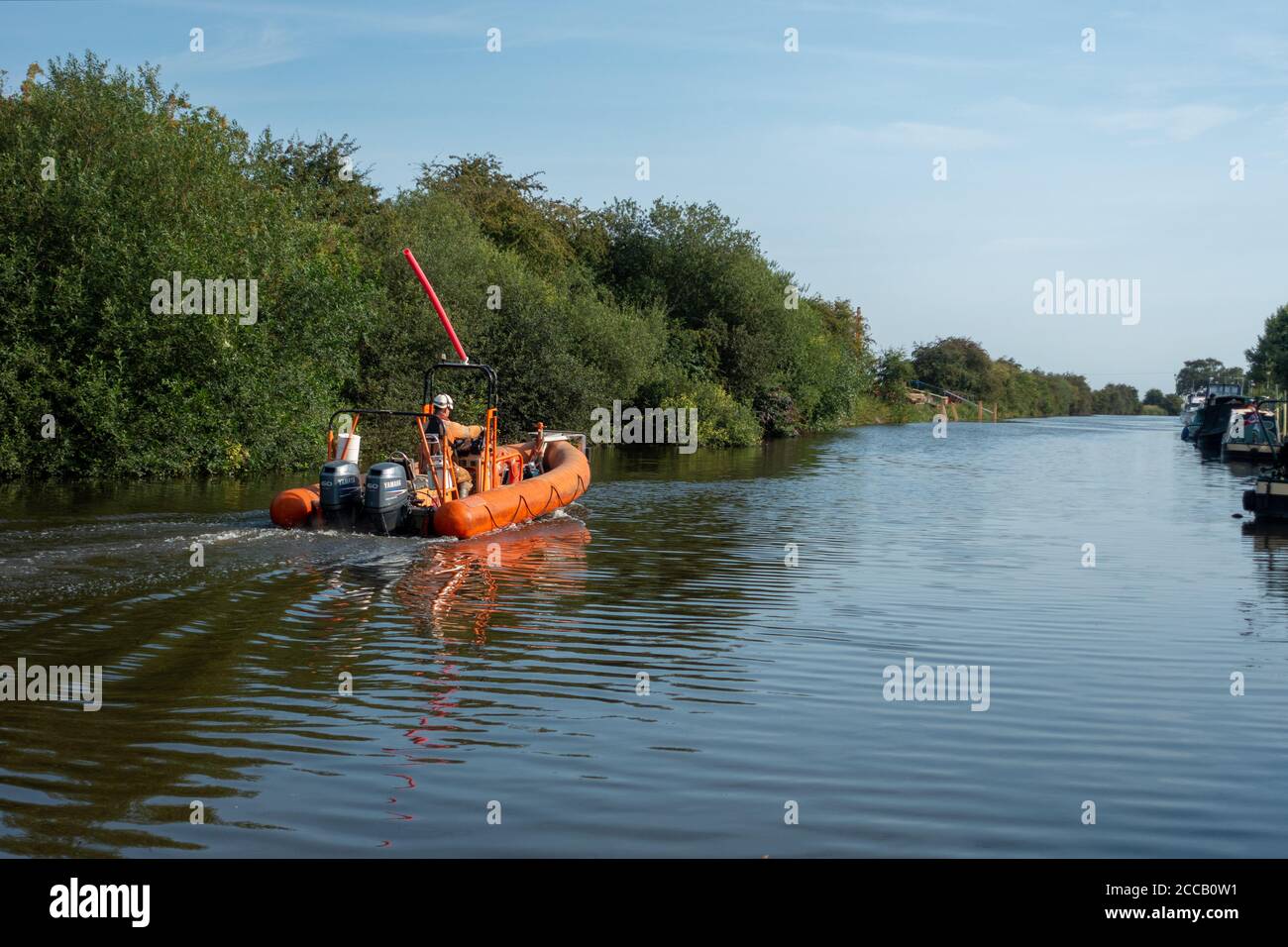 Deux employés d'entretien de la rivière CRT sur un hors-bord Canal and River Trust travaillant à la rivière Don, Doncaster Banque D'Images