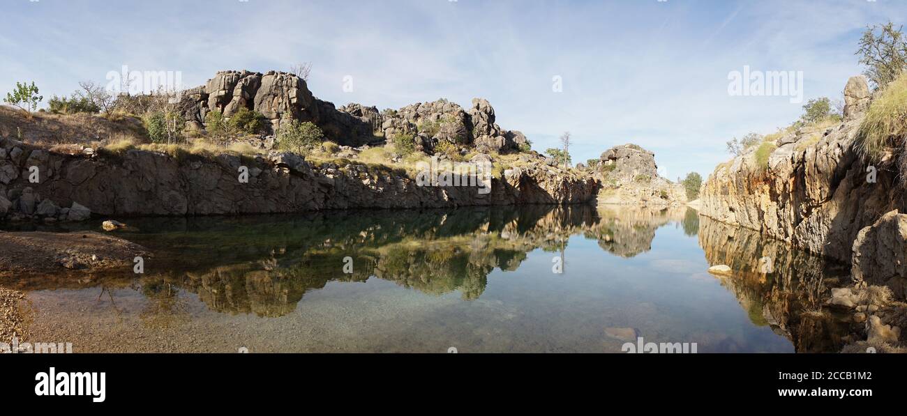 Lac de l'étang situé dans un paysage luxuriant sur le terrain de camping Boab Quarry en Australie occidentale. Banque D'Images