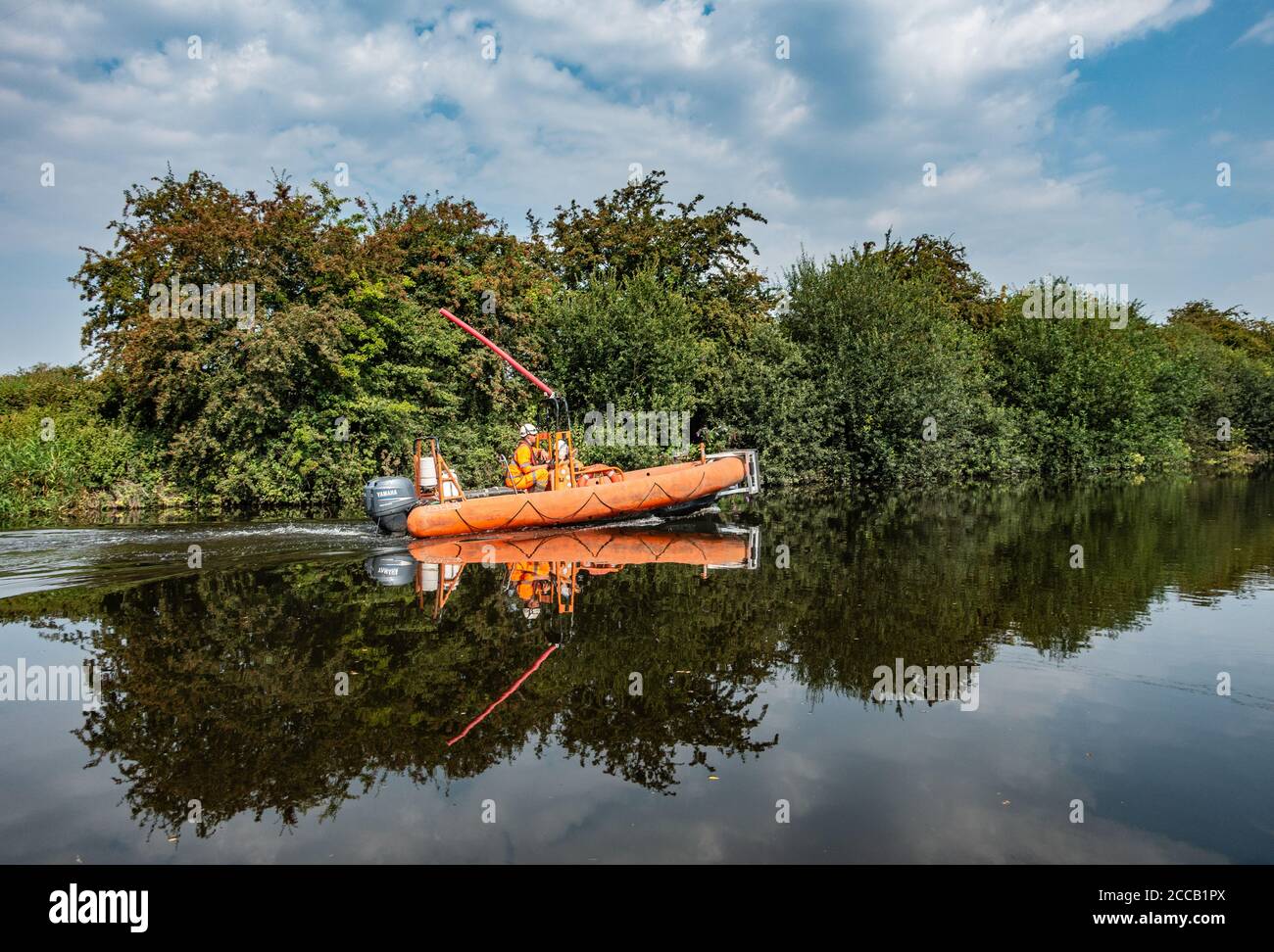 Deux employés d'entretien de la rivière CRT sur un hors-bord Canal and River Trust travaillant à la rivière Don, Doncaster Banque D'Images
