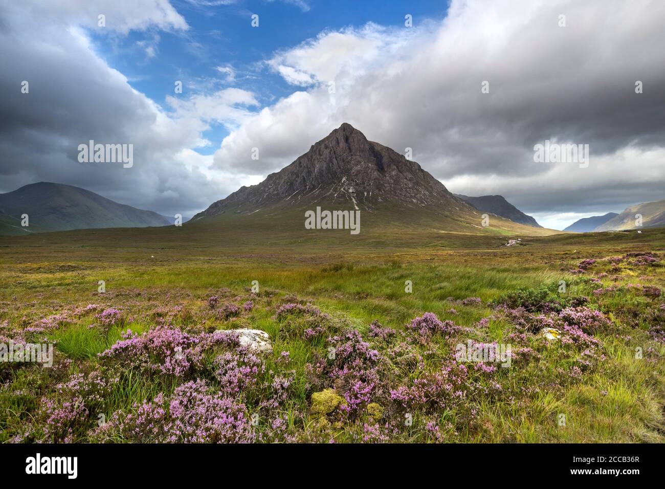 Glencoe, Écosse, Royaume-Uni. 20 août 2020. Météo Royaume-Uni. Vues spectaculaires ce matin sur les landes entourant la montagne de Buachaville Etive Mor tandis que la queue de Storm Ellen passe près des Highlands de l'ouest de l'Écosse. Crédit : David Forster/Alamy Live News Banque D'Images