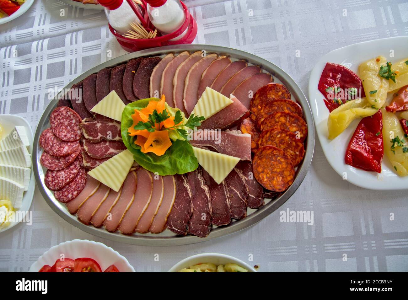 Magnifiquement arrangé divers produits de viande de salaison servis sur la table. Banque D'Images Magnifiquement arrangé divers produits de viande de salaison servis sur la table. Banque D'Images