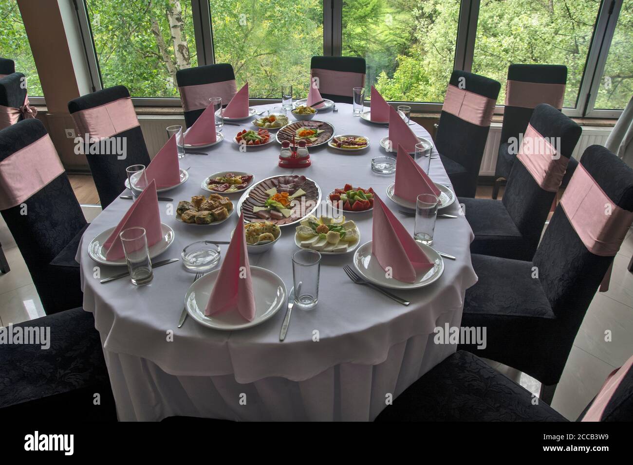 Magnifiquement arrangé divers produits de viande de salaison servis sur la table. Banque D'Images Magnifiquement arrangé divers produits de viande de salaison servis sur la table. Banque D'Images
