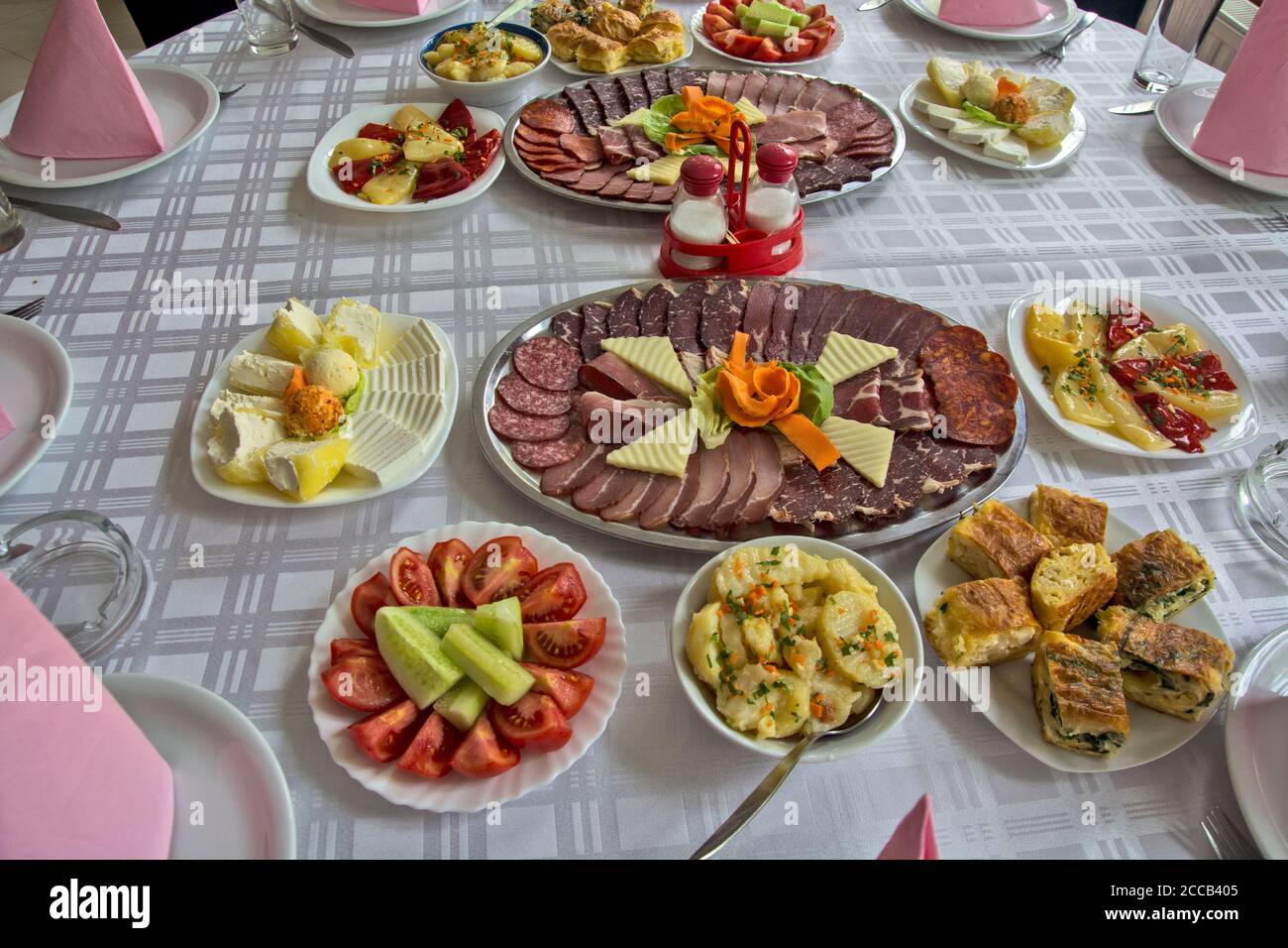 Magnifiquement arrangé divers produits de viande de salaison servis sur la table. Banque D'Images Magnifiquement arrangé divers produits de viande de salaison servis sur la table. Banque D'Images