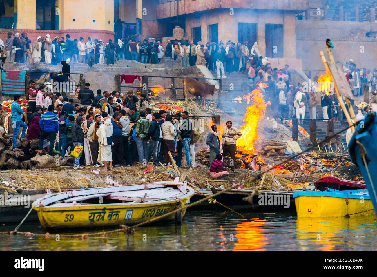 Varanasi, Inde - 26 décembre 2014 : cérémonie de crémation à Manikarnika Ghat sur le Gange. Banque D'Images