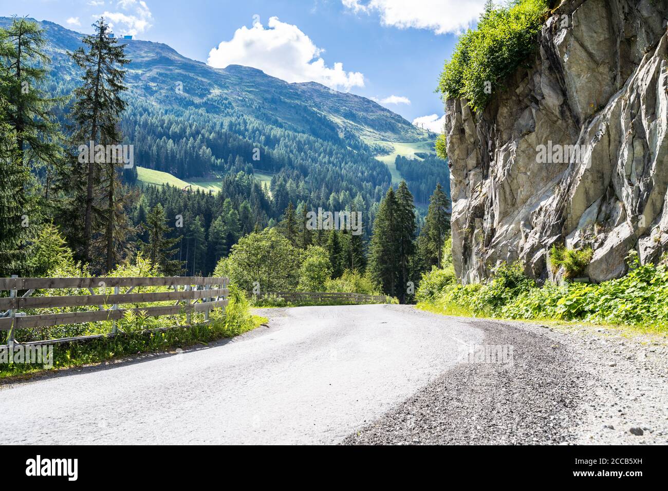 Montagnes des Alpes. Montagne alpine d'Autriche avec nuages Banque D'Images