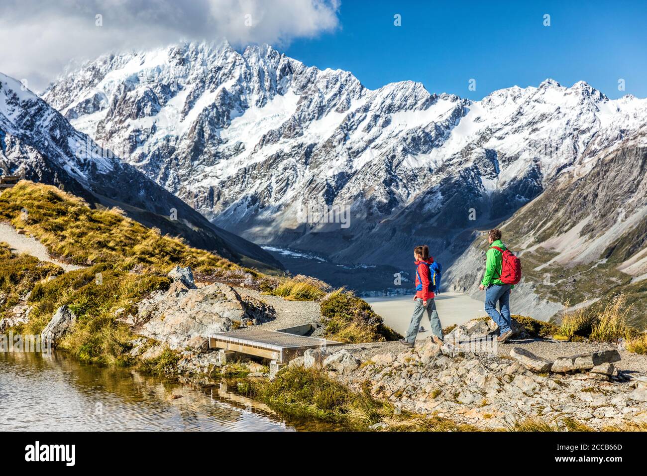Randonnée pédestre nature randonneurs dans les montagnes de la Nouvelle-Zélande. Couple personnes marchant sur Sealy Tarns sentier de randonnée avec le paysage du mont Cook, célèbre touriste Banque D'Images