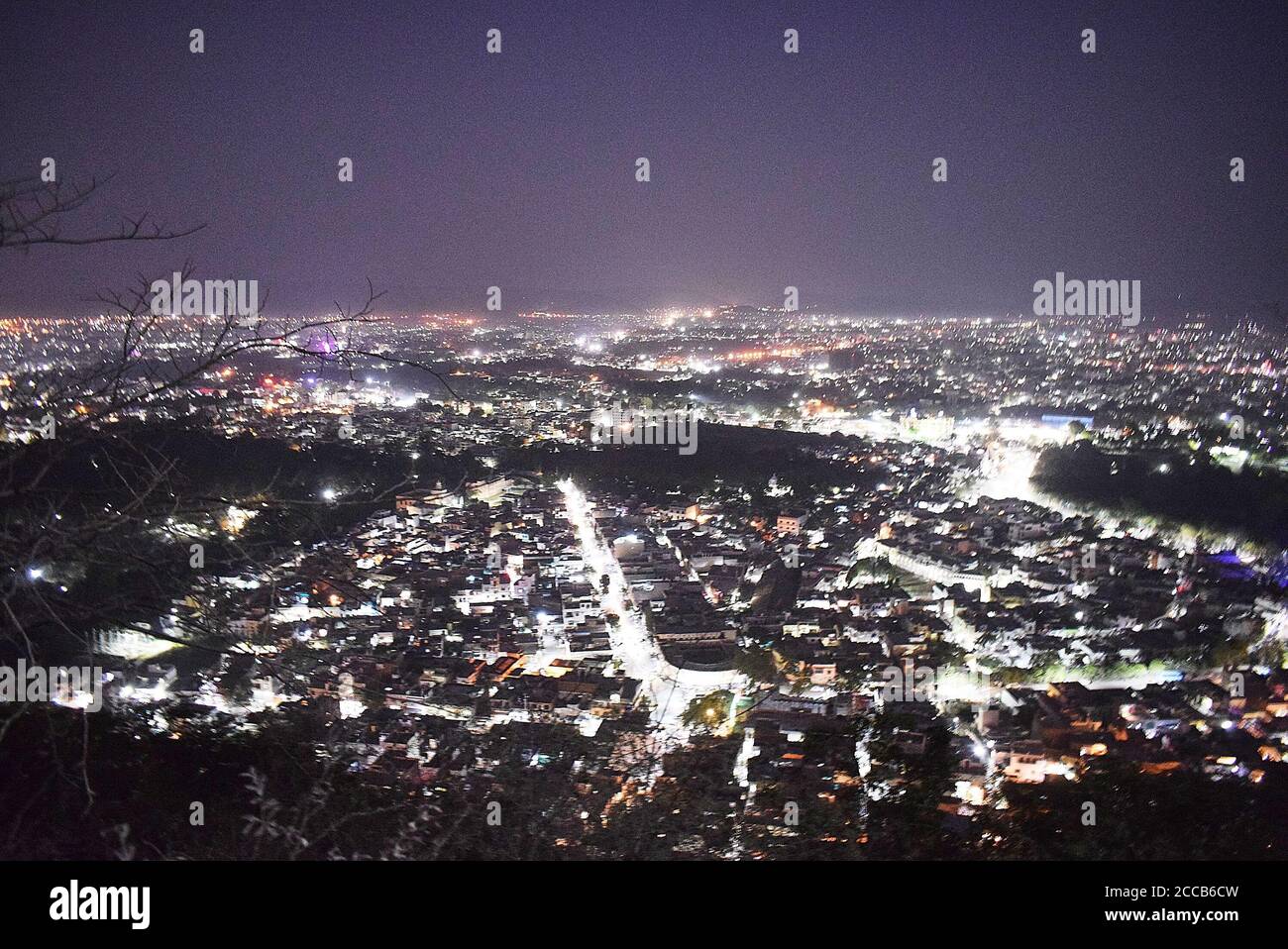 Vue de nuit de la ville depuis Shri Manshapourna Karni Mata temple pour la ville - Udaipur Inde. Banque D'Images