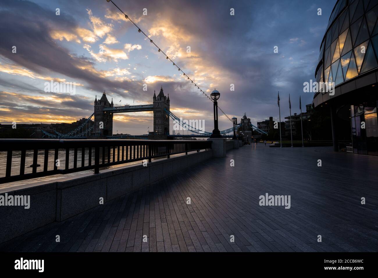 Londres, Royaume-Uni. 20 août 2020. Météo au Royaume-Uni : lever du soleil sur Tower Bridge. Les derniers nuages de pluie d'hier se délellent au-dessus de Tower Bridge et de la City de Londres, ce qui permet de profiter d'un soleil chaud et d'un ciel dégagé. La capitale est incroyablement calme car les touristes et les navetteurs habituels restent loin de la ville. Credit: Celia McMahon/Alamy Live News Banque D'Images