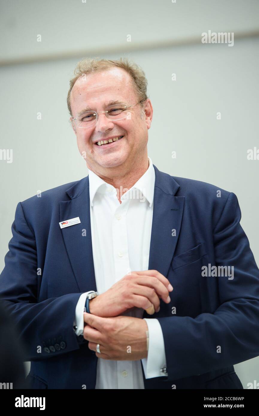 Nordborg, Danemark. 20 août 2020. Claus Christian Classen (CDU), ministre de la Justice, de l'Europe et de la protection des consommateurs du Schleswig-Holstein, rit lors d'une visite au siège de la société danoise Danfoss à Nordborg dans le cadre d'un voyage d'été du ministre-président du Schleswig-Holstein le long de la frontière entre le Danemark et l'Allemagne. Credit: Gregor Fischer/dpa/Alay Live News Banque D'Images