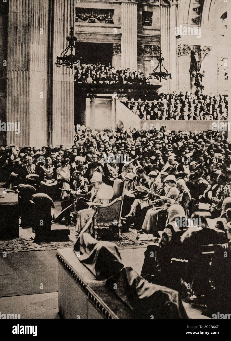 Le 6 mai 1935, le roi George V et la reine Mary ont célébré leur Jubilé d'argent de 25 ans sur le trône de la cathédrale Saint-Paul. Banque D'Images
