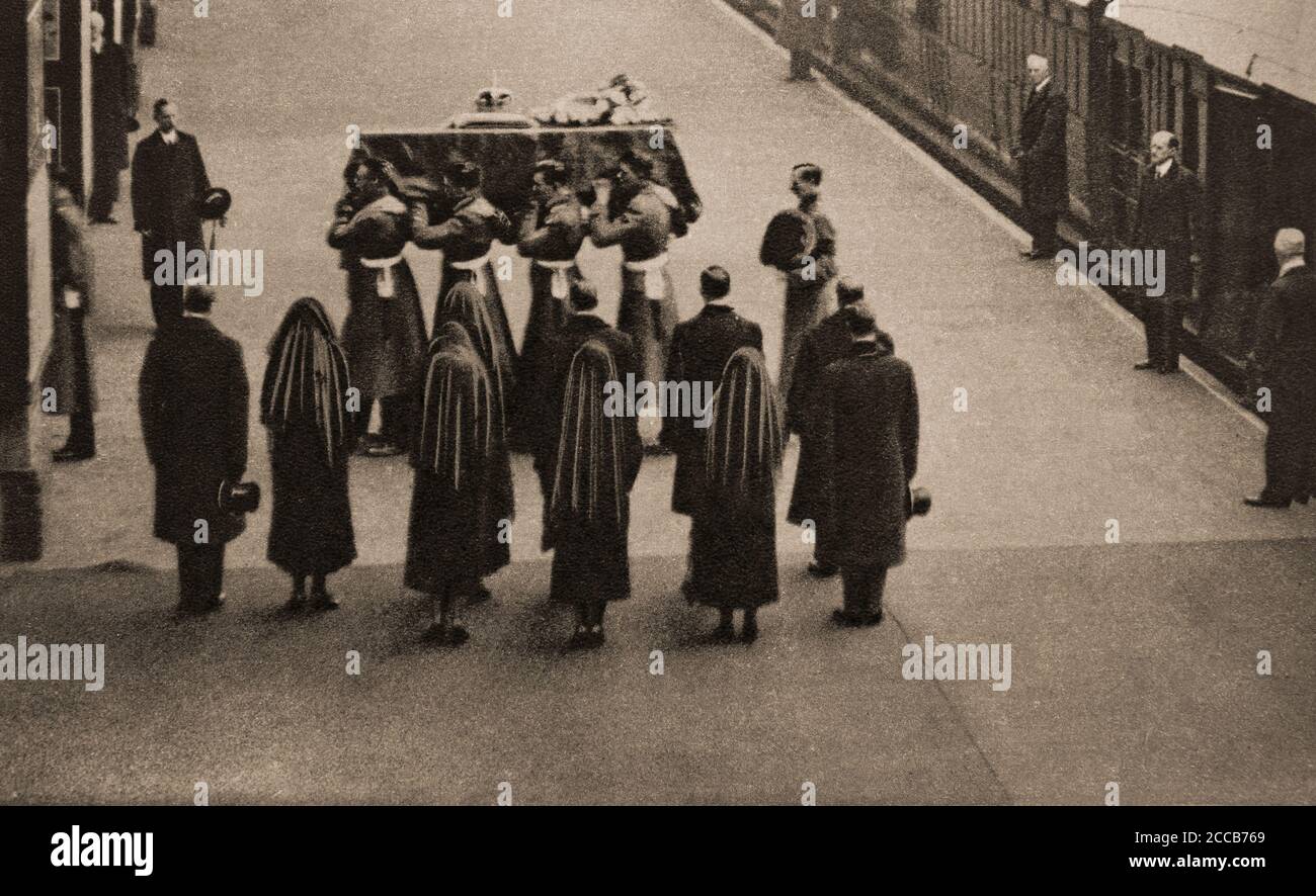 Après la mort du roi George V le 20 janvier 1936, son cercueil est pris du train royal à la gare de King's Cross sous la surveillance de la famille royale. Banque D'Images