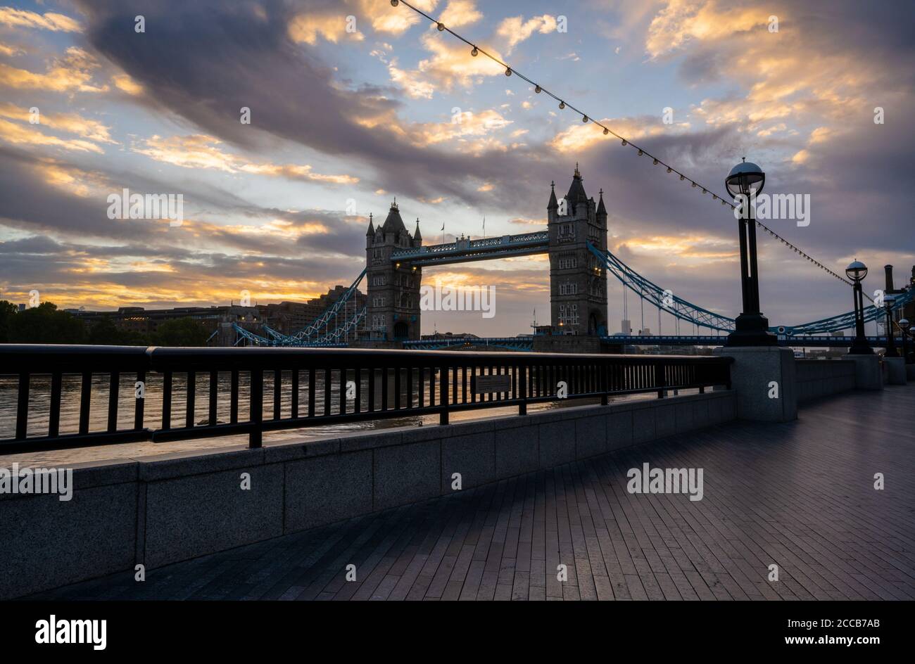 Londres, Royaume-Uni. 20 août 2020. Météo au Royaume-Uni : lever du soleil sur Tower Bridge. Les derniers nuages de pluie d'hier se délellent au-dessus de Tower Bridge et de la City de Londres, ce qui permet de profiter d'un soleil chaud et d'un ciel dégagé. La capitale est incroyablement calme car les touristes et les navetteurs habituels restent loin de la ville. Credit: Celia McMahon/Alamy Live News Banque D'Images