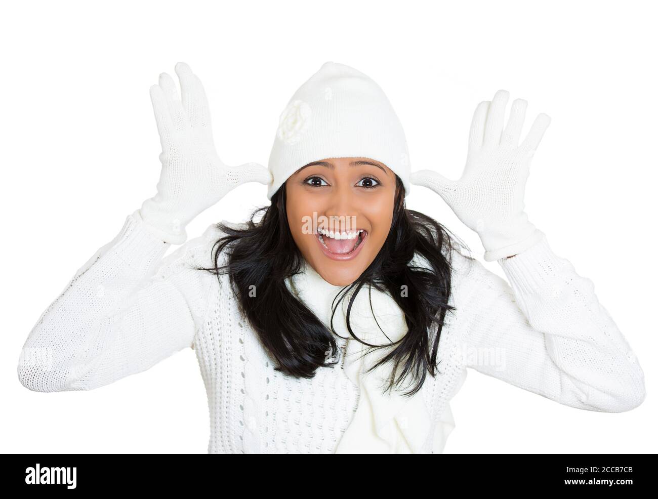 Portrait en gros plan de jeune, belle, choquée femme portant l'équipement d'hiver, écharpe, gants, chandail, chapeau isolé sur fond blanc. Emot humain positif Banque D'Images