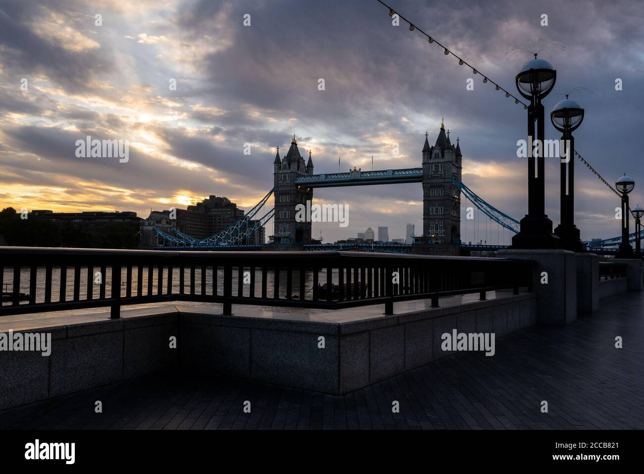 Londres, Royaume-Uni. 20 août 2020. Météo au Royaume-Uni : lever du soleil sur Tower Bridge. Les derniers nuages de pluie d'hier se délellent au-dessus de Tower Bridge et de la City de Londres, ce qui permet de profiter d'un soleil chaud et d'un ciel dégagé. La capitale est incroyablement calme car les touristes et les navetteurs habituels restent loin de la ville. Credit: Celia McMahon/Alamy Live News Banque D'Images