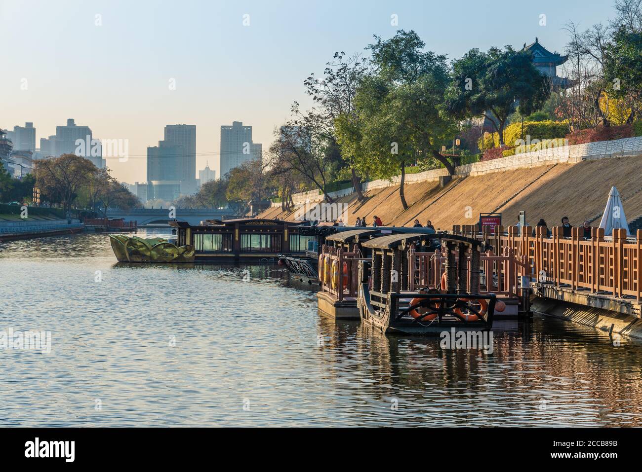 Région de Riverside avec des bateaux chinois traditionnels à l'extérieur de l'ancienne ville mur à Xian, Chine Banque D'Images