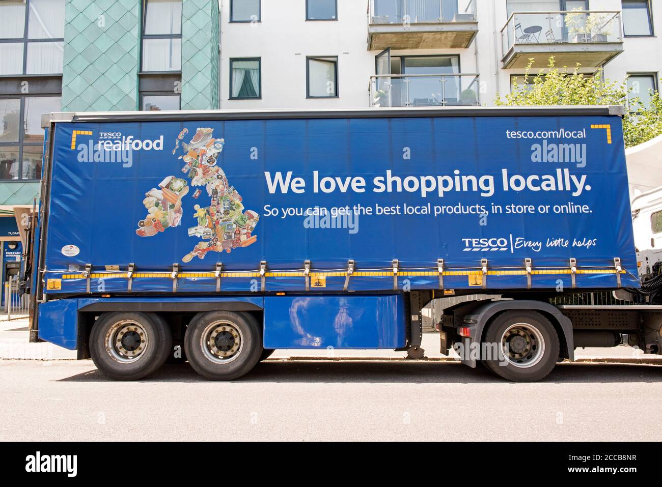 Tesco a articulé camion ou minibus de livraison d'épicerie avec "nous aimons faire du shopping local" sur le côté garés à Drayton Park, Highbury, London Borough of Isling Banque D'Images