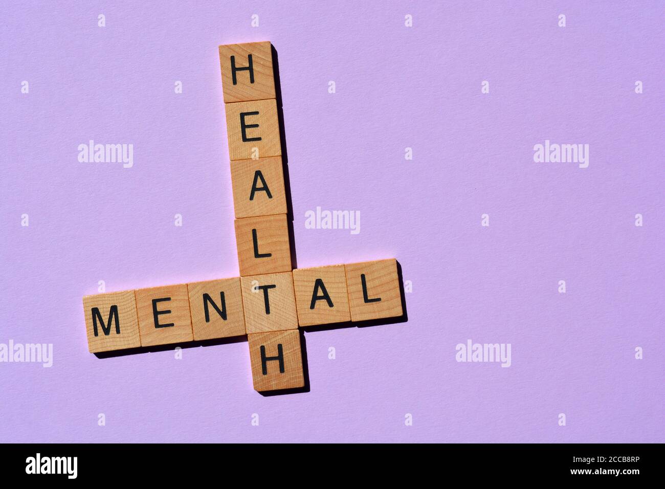 Santé mentale en lettres de l'alphabet en bois isolées sur fond violet Banque D'Images