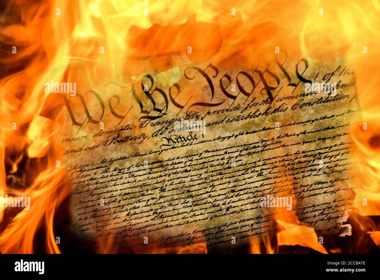 Gros plan sur la constitution des États-Unis document brûlant dans les flammes Banque D'Images