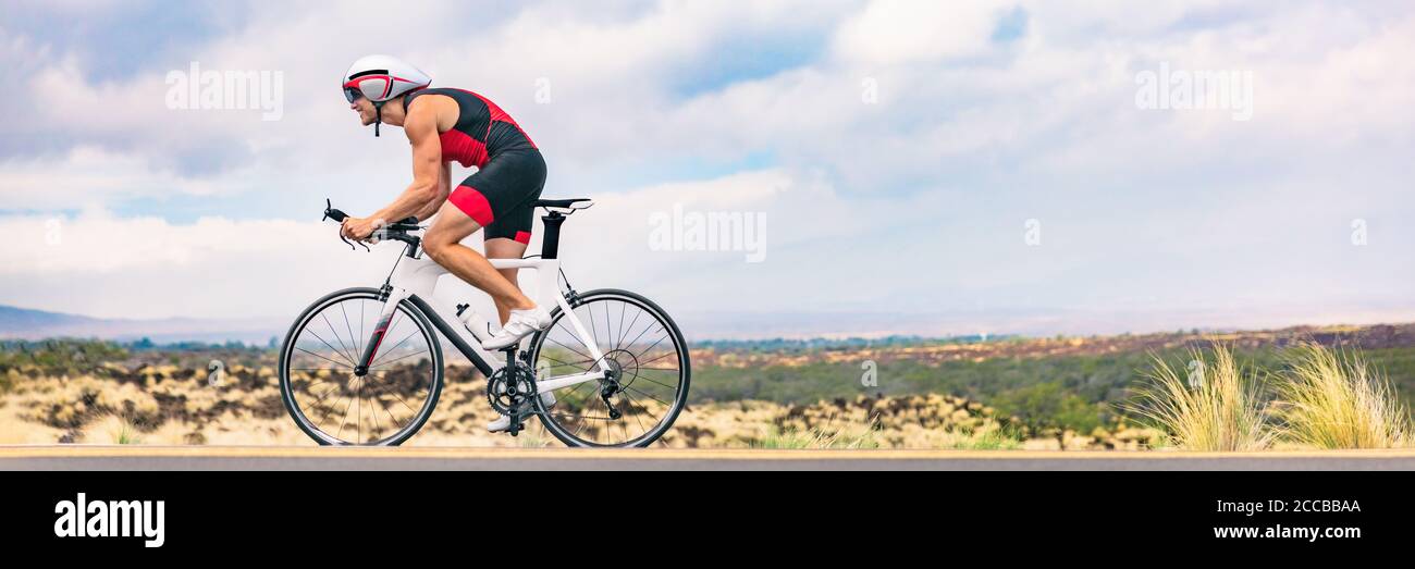 Triathlon homme vélo sur route vélo dans la nature bannière arrière-plan. Triathlète cycliste à vélo dans la compétition ironman. Récolte de la barre de coupe Panorama Banque D'Images